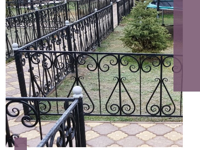 Кованые газонные ограждения под ключ в Ессентуках